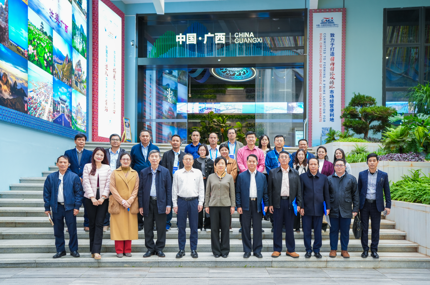 中國(guó)&mdash;東盟行政院校和智庫(kù)研討會(huì)成員到匯聚中心參觀(guān)考察