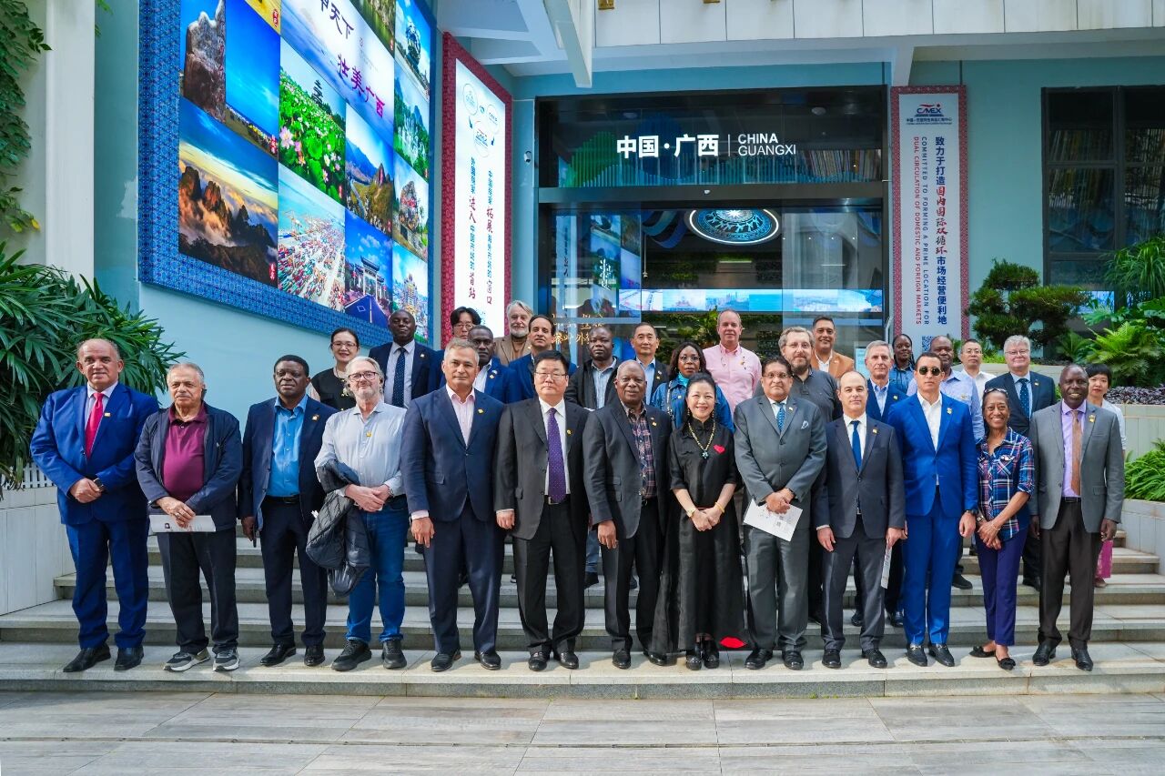 多國(guó)駐華外交官齊聚中新物流園與匯聚中心，共探發(fā)展新機(jī)遇